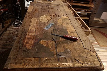 Plateau de meuble ancien au placage abîmé, avant restauration