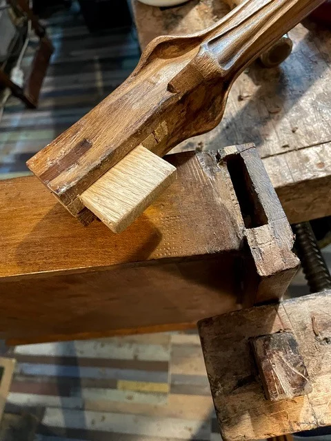 Assemblage d'ébénisterie en cours de restauration