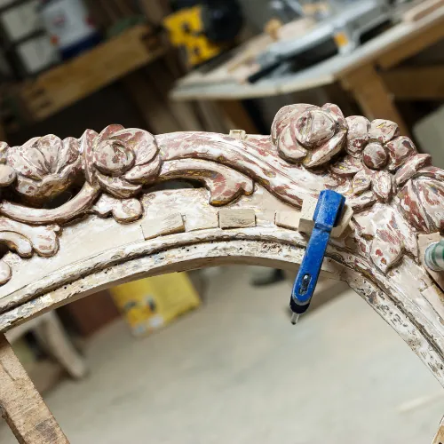 Assemblage à tenon et mortaise lors d'une formation d'ébénisterie