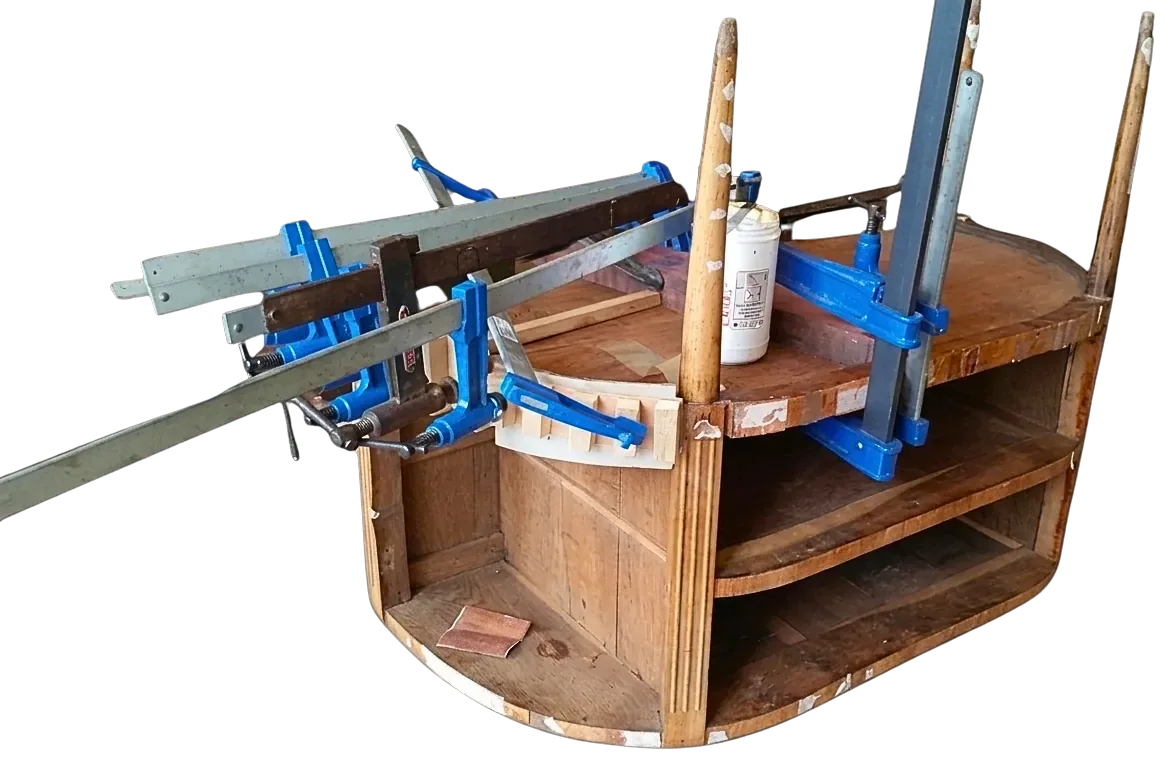 Meuble ancien à l'atelier pendant restauration