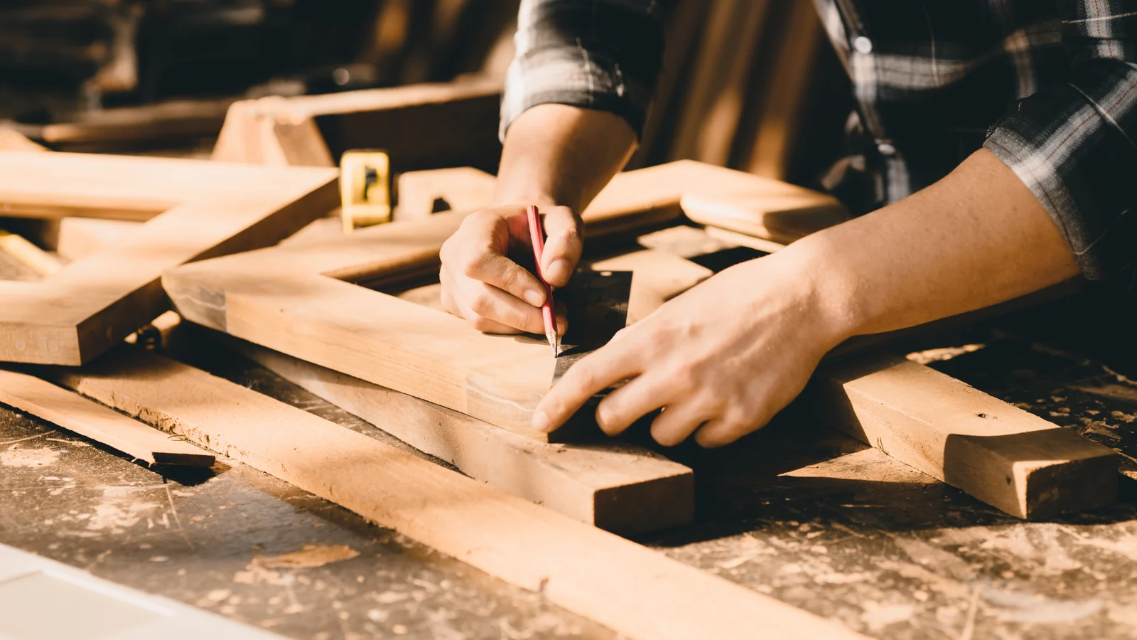 Travail du bois en formation professionnelle d'ébénisterie