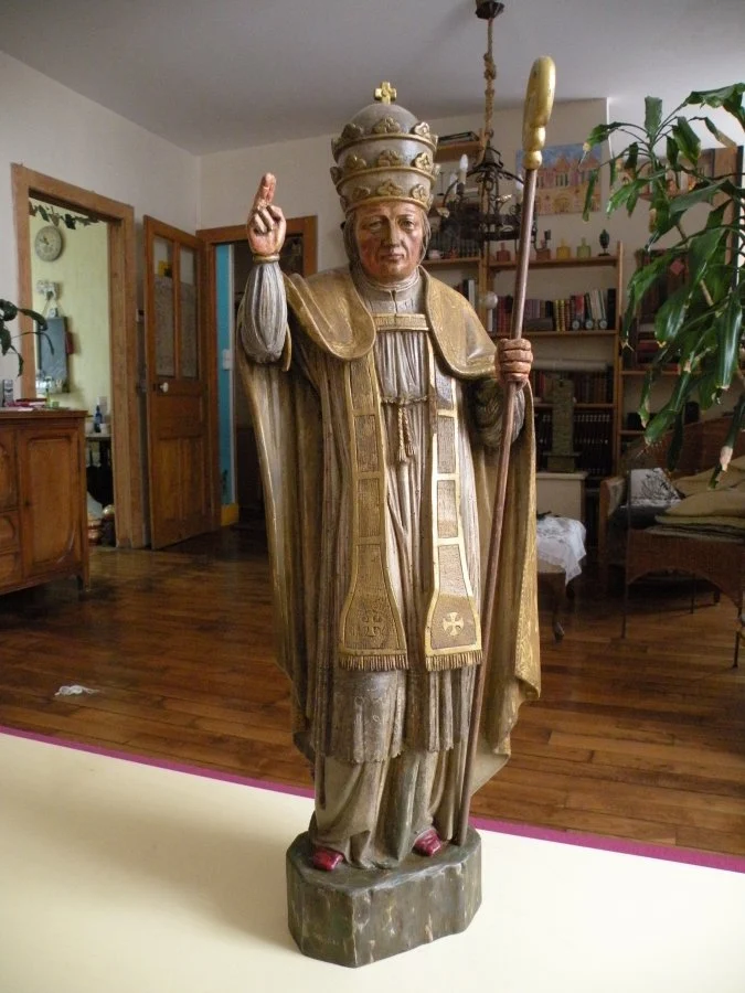 La même statue après restauration : polychromie et dorures ravivées
