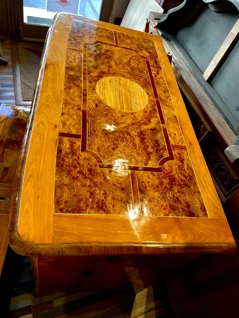 Commode ancienne en marqueterie de loupe, restaurée et revernie