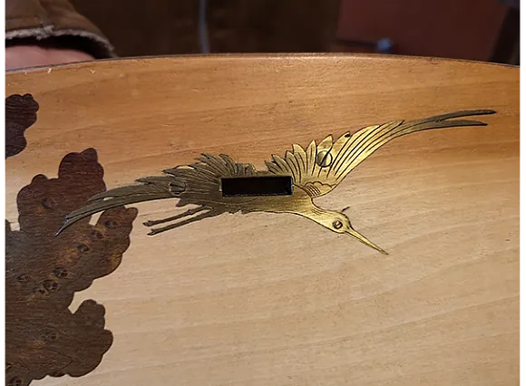 Cigogne en métal doré, détail d'une pièce travaillée à l'atelier l'Am'arante